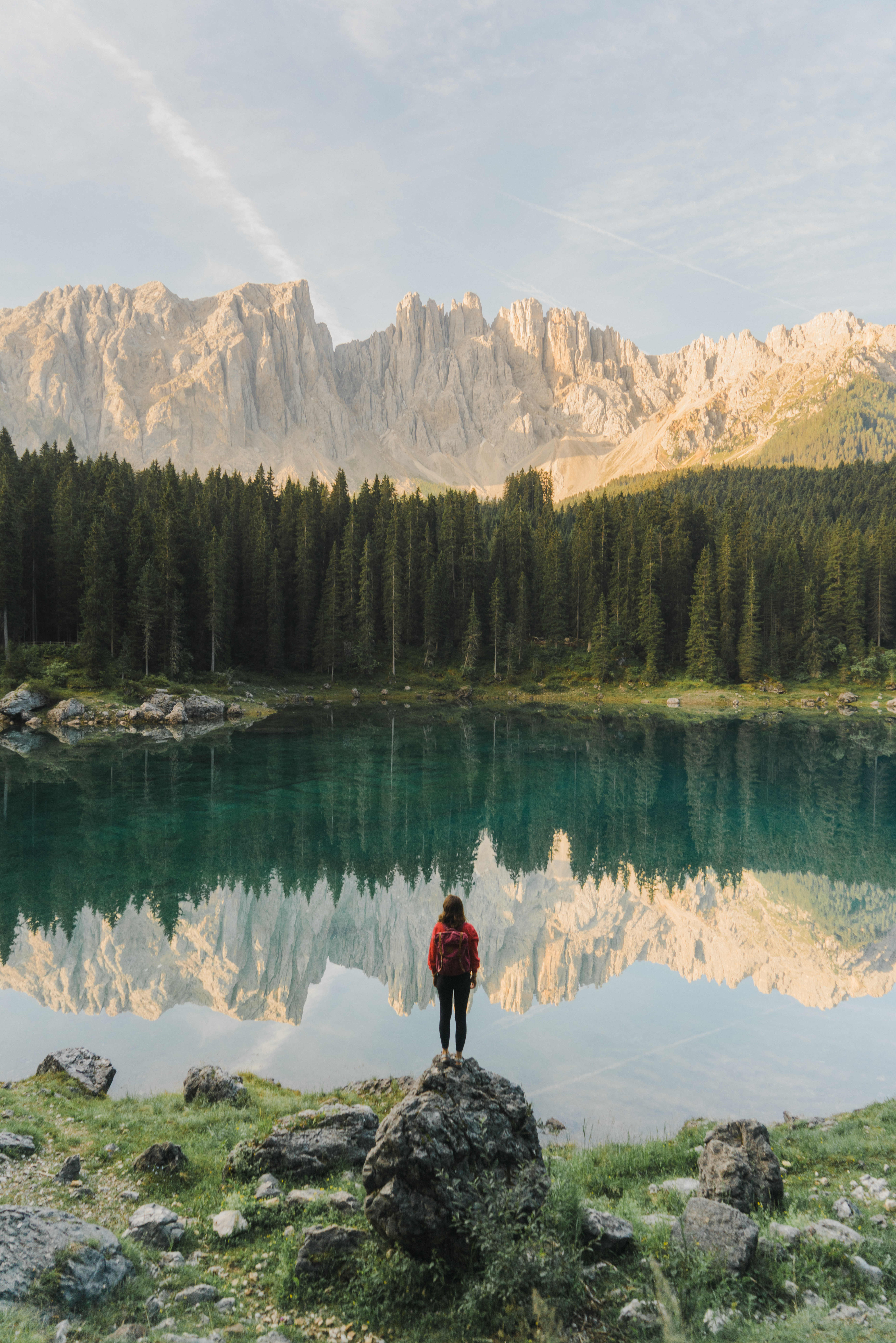 Image-cabinet-reflex-harmony-luca-derib-therapeute-holistique-Woman standing and looking at Lago di Carezza in Dolomites Image-cabinet-reflex-harmony-luca-derib-therapeute-holistique-Woman standing and looking at Lago di Carezza in Dolomites